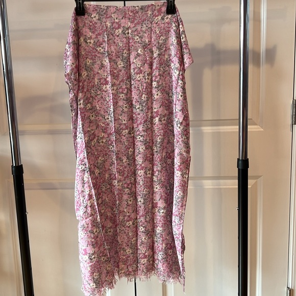 L.L. Bean Accessories - L.L. Bean Women’s Lightweight Lilac/Pink Floral Scarf NWT
